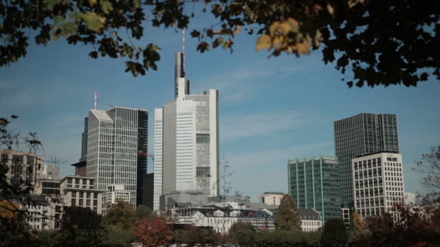 Panorama-der-modernen-Metropole-mit-hohen-Häusern-und-Business-Centern