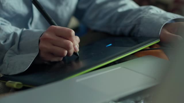 Nahaufnahme-Frauen-Hände-mit-Stift-Tablet-und-Laptop.-Freiberuflerin-retuschiert-zu-Hause