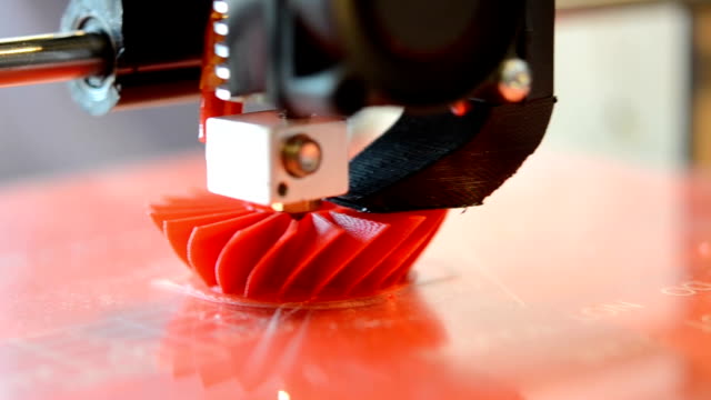 3D-Drucker-druckt-die-Figur-Nahaufnahme