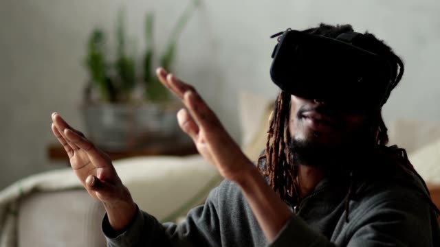 Mann-mit-virtual-Reality-Kopfhörer-spielen-von-Videospielen