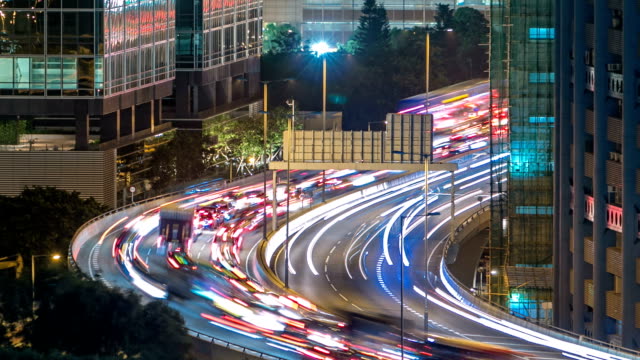 Vista-de-arriba-de-ocupado-tráfico-de-la-noche-en-finanzas-urbano-ciudad-de-Hong-kong,-timelapse
