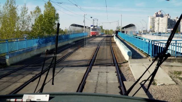 Vista-de-cabina-del-conductor-del-tranvía-de-ciudad-de-Kiev