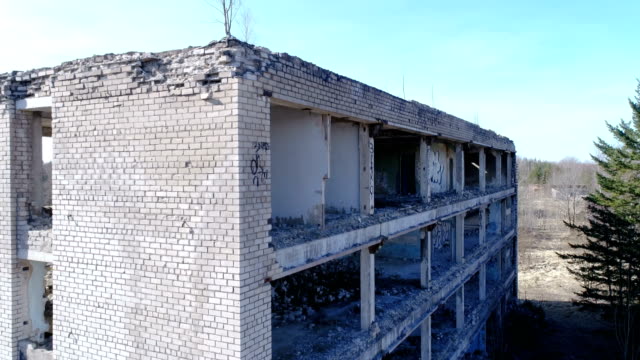 Beschädigte-Mauerwerk-des-Gebäudes-aus-dem-Krieg