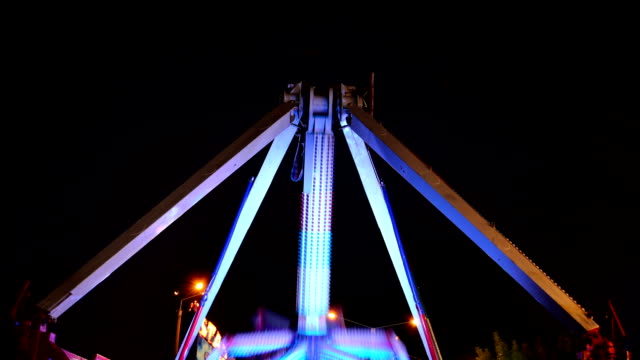 Attraction-pendulum.-Time-lapse.	Night-attraction.