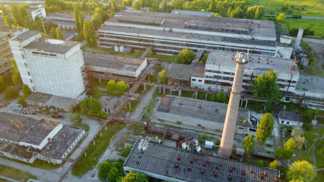 Alten-ruinösen-Fabrik-bei-Sonnenuntergang