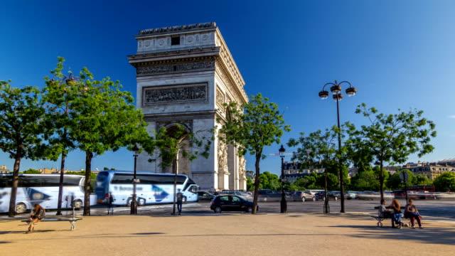 Der-Arc-de-Triomphe-Triumphbogen-von-Star-Timelapse-Hyperlapse-ist-eines-der-berühmtesten-Denkmäler-in-Paris