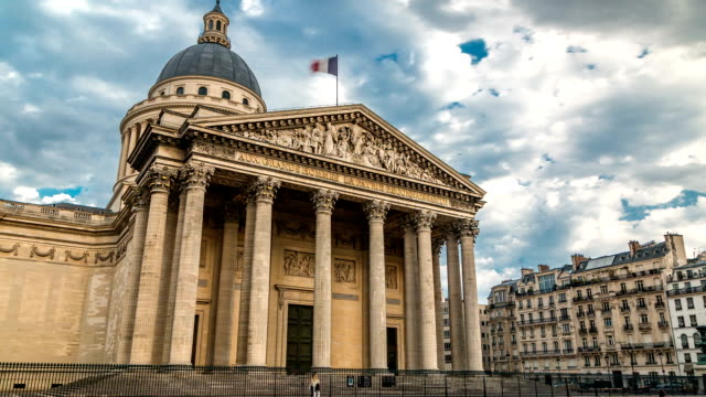 Panteón-Nacional-de-construcción-timelapse-hyperlapse,-vista-delantera-con-la-calle-y-la-gente.-París,-Francia