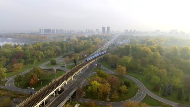 Tren-en-movimiento-en-el-puente-de-Metro-a-través-del-río-Dnipro,-en-Kiev.-Ucrania