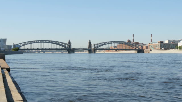 Stein-Damm,-Peter-die-große-Brücke-und-Newa-Fluss-im-Sommer---St-Petersburg,-Russland