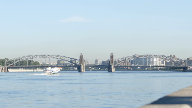 Barco-aerodeslizador-se-traslada-a-Peter-el-gran-puente-sobre-el-río-Neva---St-Petersburg,-Rusia