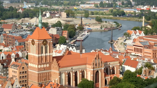 Paisaje-aéreo-de-Gdansk,-arquitectura-gótica-de-la-medieval-Saint-Johns-Church