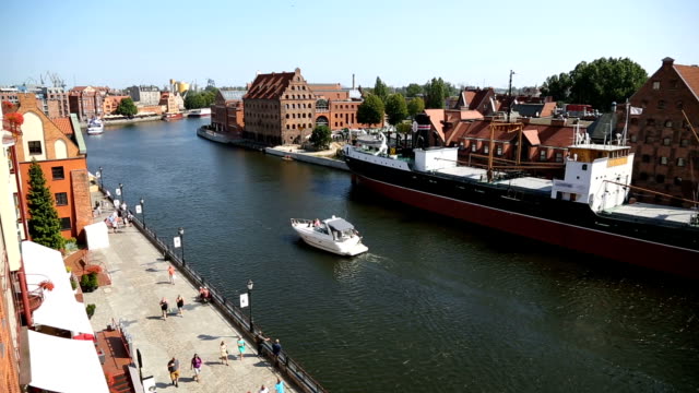 Vela-de-yate-blanco-hermoso-en-el-río-Motlawa-en-Gdansk,-transporte-de-agua
