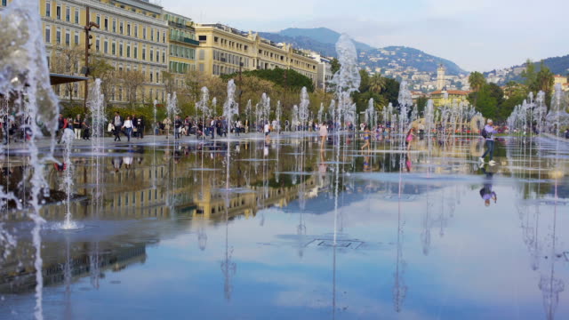 Cool-trickles-of-water-from-mirror-fountain-refreshing-and-amusing-passers-by