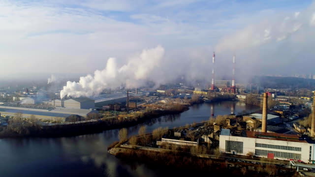 Planta-de-incineración-de-basura.-Planta-residuos-con-chimeneas-de-fumar.-El-problema-de-la-contaminación-ambiental-por-las-fábricas.