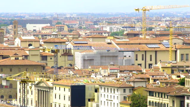 Panorama-de-viejos-edificios,-grúas-de-construcción-y-puente-Vecchio-en-Florencia