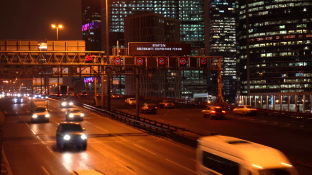 tráfico-de-la-noche-en-el-cruce-urbano-de-carretera,-puente-y-camino
