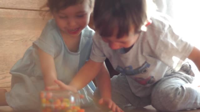 glückliche-Kinder-fangen-Glas-mit-Süßigkeiten