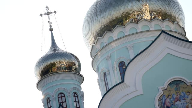 sehr-schön-die-orthodoxe-Kirche-am-Himmelshintergrund