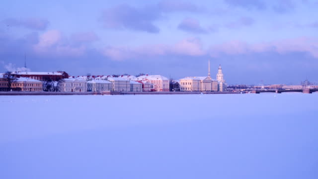 terraplén-de-río-Neva-de-invierno-en-San-Petersburgo-Rusia