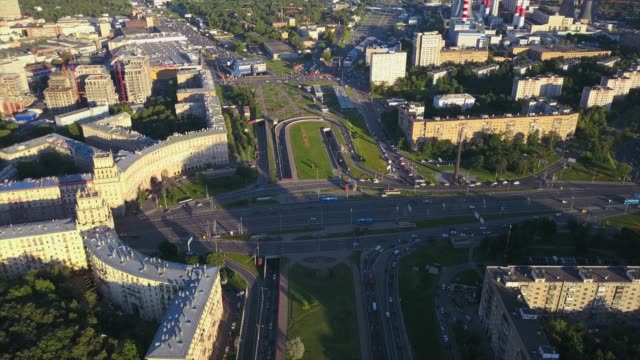 Russland-Sonnenuntergangszeit-Moskau-Stadt-Verkehr-Leninskij-Avenue-quadratische-Antenne-Panorama-4k