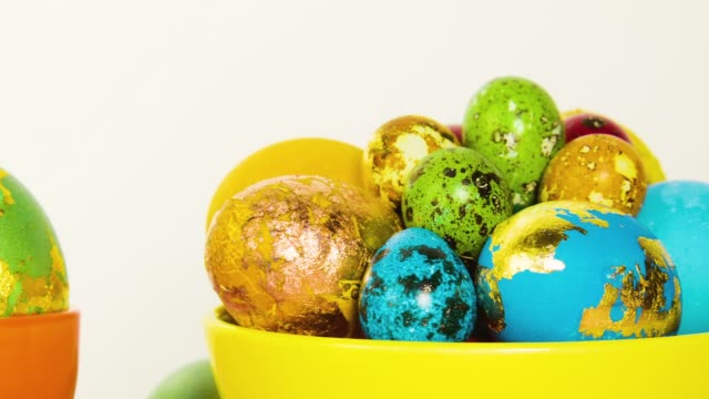 Primer-plano-de-hermosos-coloridos-huevos-de-Pascua.