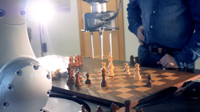 Inteligencia-artificial,-robot-ajedrecista-jugando-al-ajedrez-con-un-hombre.-4K.