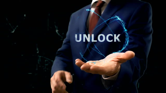 Geschäftsmann-zeigt-Konzept-Hologramm-Unlock-auf-seiner-hand