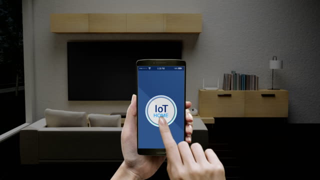 IoT-smart-Phone,-mobile-Anwendung,-Glühbirne-Energieeinsparung-Erfolgskontrolle-im-Wohnzimmer,-intelligente-Haushaltsgeräte,-Internet-der-Dinge-zu-berühren.-4-k-Film.
