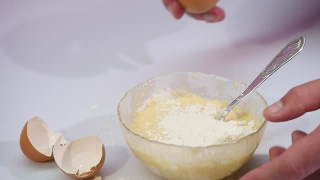 Break-the-egg-in-a-bowl-with-flour-slow-motion