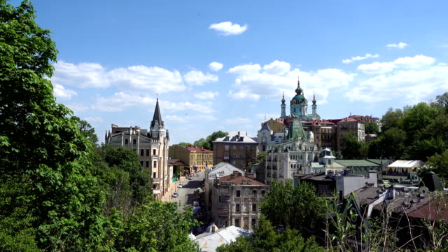 Vista-de-la-famosa-plaza-en-el-descenso-de-Kiev-Andrew-de-la-colina-del-castillo