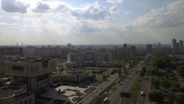 día-soleado-Moscú-Universidad-famosa-complejo-tráfico-calle-aérea-Rusia-panorama-4k