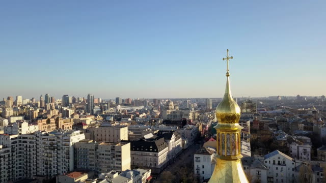 A-bird's-eye-view,-panoramic-video-from-the-drone-in-FullHD-to-the-golden-dome-Saint-Sophia's-Cathedral,-Maidan-Nezalezhnosti,-left-bank-of-city-Kiev,-Ukraine.