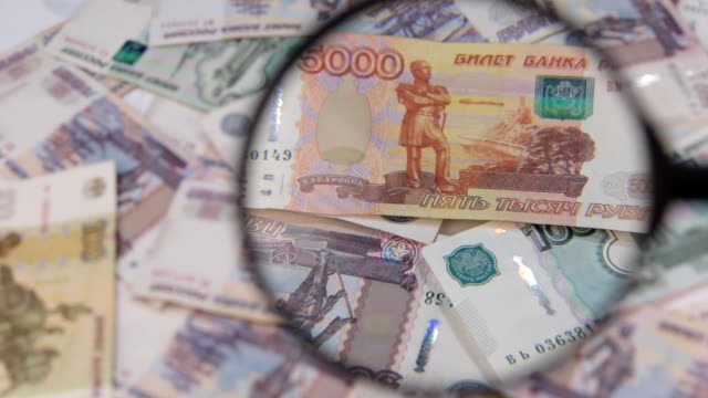 Increase-of-a-rotating-background-of-rubles-using-a-magnifying-glass