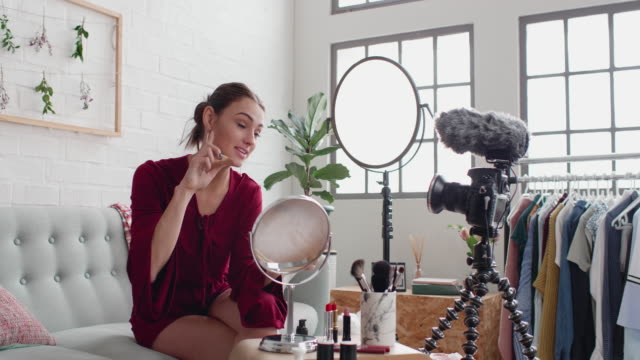 Mujer-bonita-grabación-un-vlog-aplicar-make-up