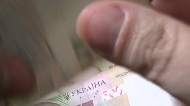 En-efectivo-de-dinero-ucraniano---500-cuentas-de-grivna.-Dinero-de-Ucrania---hryvnia