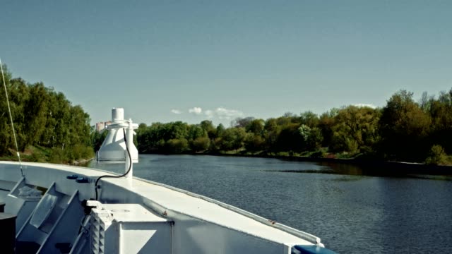 Umzug-auf-Moskau-Kanal-auf-Boot
