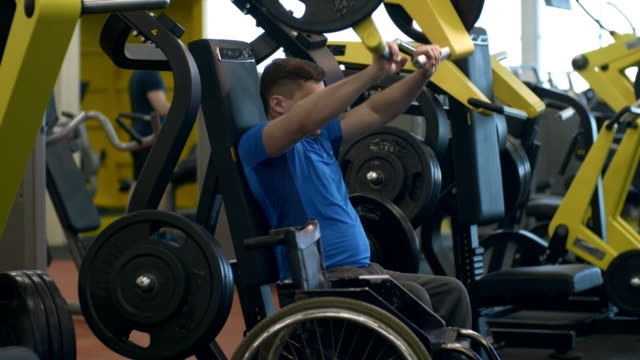 Paraplegic-Man-Training-on-Chest-Press-Machine