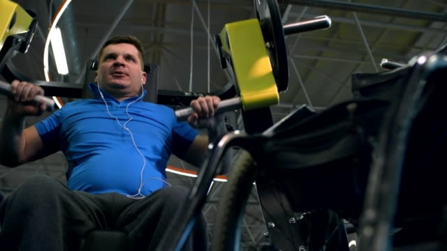 Hombre-con-discapacidad-entrenamiento-en-máquina-de-la-prensa-de-pecho