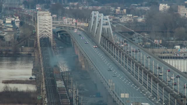 Tráfico-de-la-tarde-en-el-puente-de-la-ciudad-de-Kiev