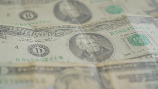 Amerikanische-zwanzig-dolar-Papiergeld-Banknoten-in-der-Reihe-langsam-kippen-4K