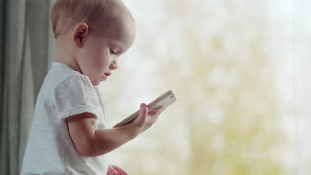 Bebé-niño-aprendizaje-nuevo-Smartphone