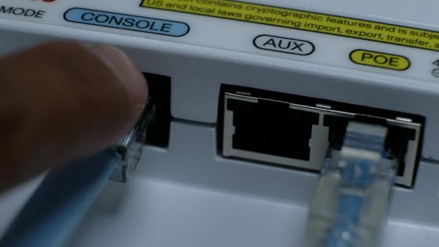 Quite-el-cable-de-gestión-conectado-en-el-puerto-de-consola