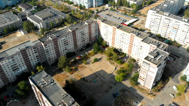 Vista-aérea-de-edificios-residenciales-de-varios-pisos-en-la-ciudad