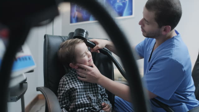 Kleiner-Junge-Transcranial-magnetische-Anregung-In-Gesundheitsklinik-unterziehen