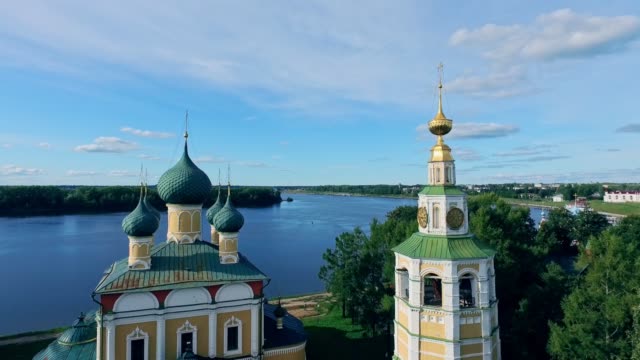 Vista-de-Uglich-en-Río-de-Volga,-Rusia