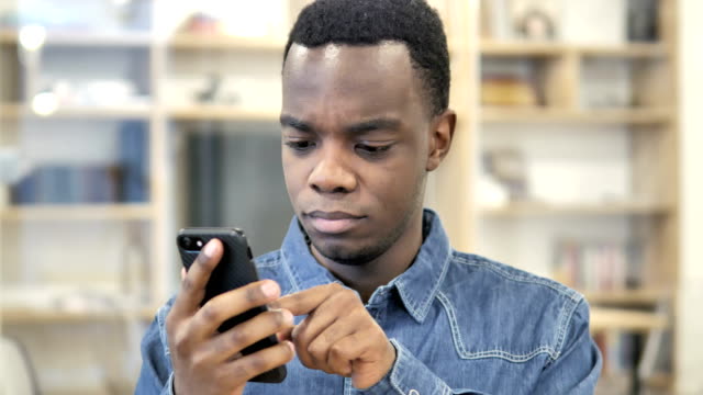 Hombre-africano-navegando-smartphone