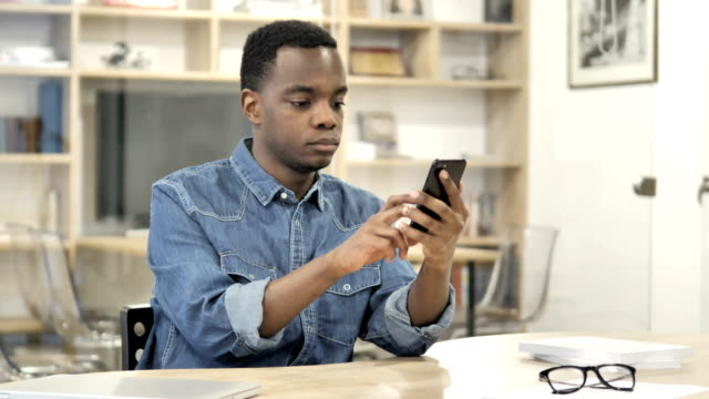 Hombre-africano-usando-smartphone,-mensaje-de-texto