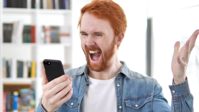 Hombre-emocionado-disfrutando-del-éxito-durante-el-uso-de-smartphone