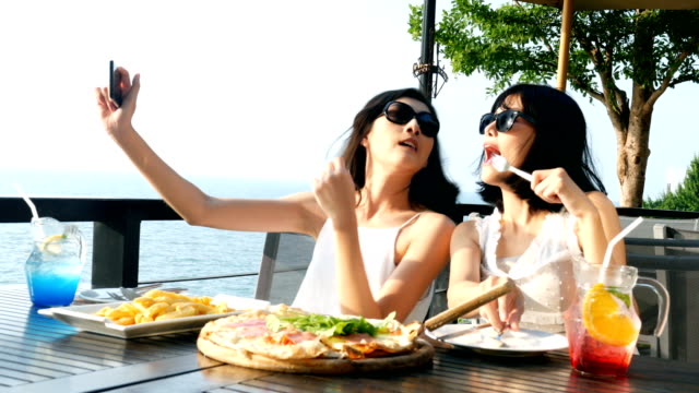 Zwei-schöne-reife-Frauen,-die-gemeinsam-im-Restaurant-essen.-Frauen-genießen-mit-ihrem-besonderen-Abendessen.-Menschen-mit-Reisen,-Urlaub,-Feier-Konzept.