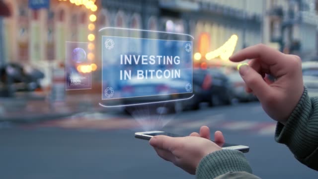 Weibliche-Hände-interagieren-HUD-Hologramm-Investieren-in-Bitcoin